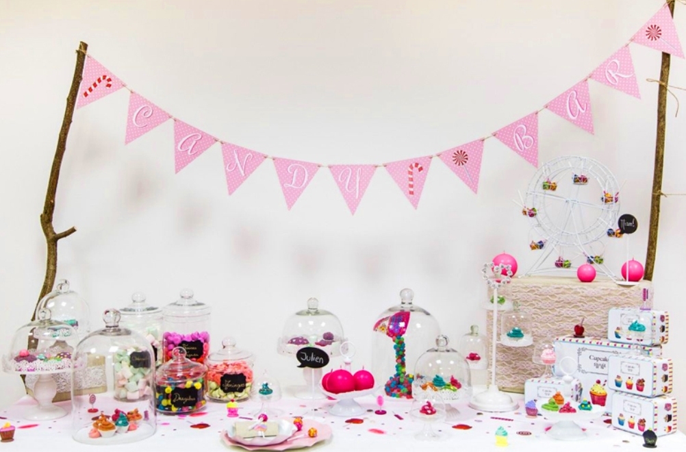 Décoration de voiture mariage coeurs, chapeau et voile thème fuchsia