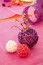 Sachet 10 boules en rotin fuchsia